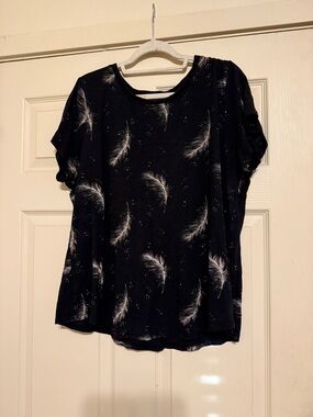 TORRID Black Feather Print Short Sleeve Women's Top Size 2XL